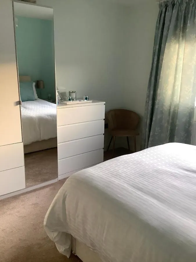 Private Room, Shared Bathroom With One Other, Tea And Coffee Making Facilities, Mini Fridge And Hairdryer, King Sized Bed With Help Yourself Continental Breakfast In Secluded Modern Property With Parking Bournemouth