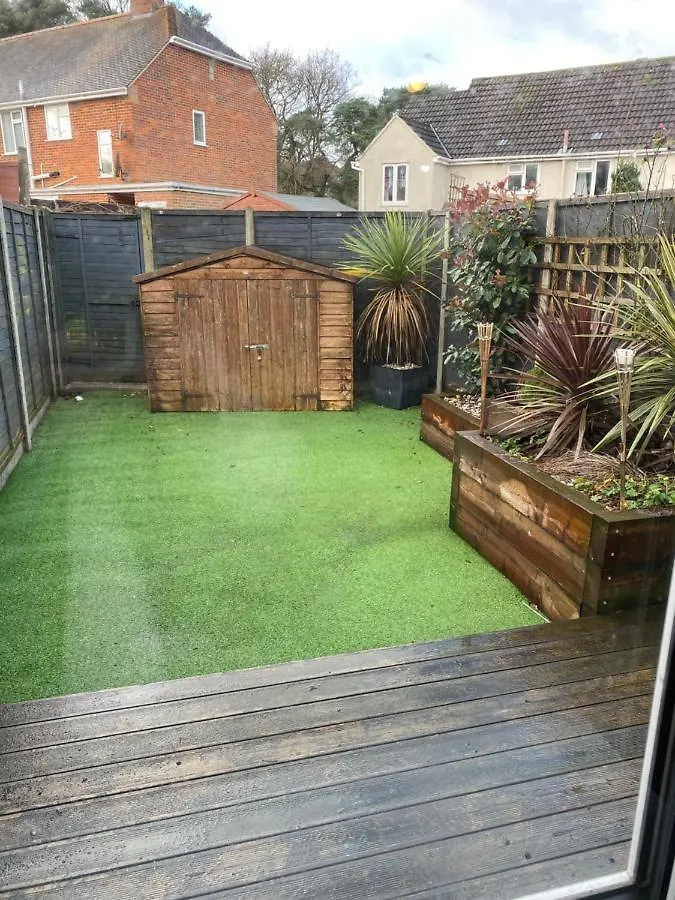 Private Room, Shared Bathroom With One Other, Tea And Coffee Making Facilities, Mini Fridge And Hairdryer, King Sized Bed With Help Yourself Continental Breakfast In Secluded Modern Property With Parking Bournemouth