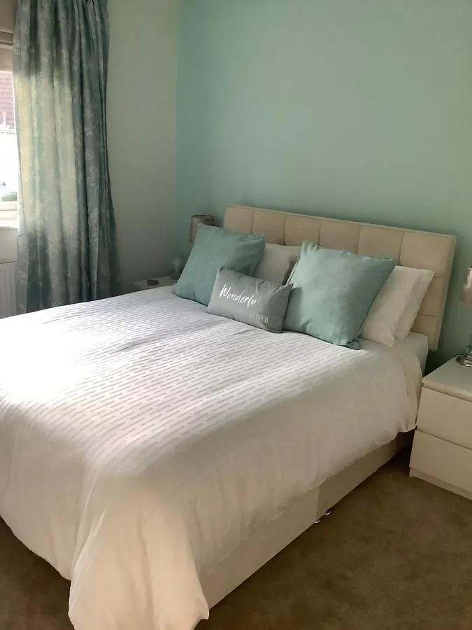 Private Room, Shared Bathroom With One Other, Tea And Coffee Making Facilities, Mini Fridge And Hairdryer, King Sized Bed With Help Yourself Continental Breakfast In Secluded Modern Property With Parking Bournemouth