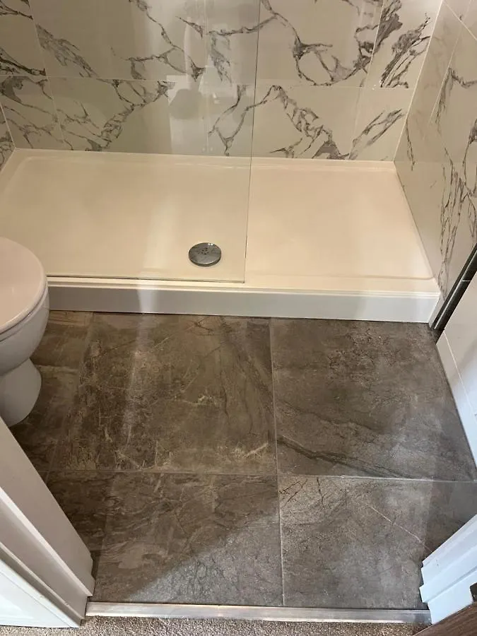 Homestay Private Room, Shared Bathroom With One Other, Tea And Coffee Making Facilities, Mini Fridge And Hairdryer, King Sized Bed With Help Yourself Continental Breakfast In Secluded Modern Property With Parking Bournemouth