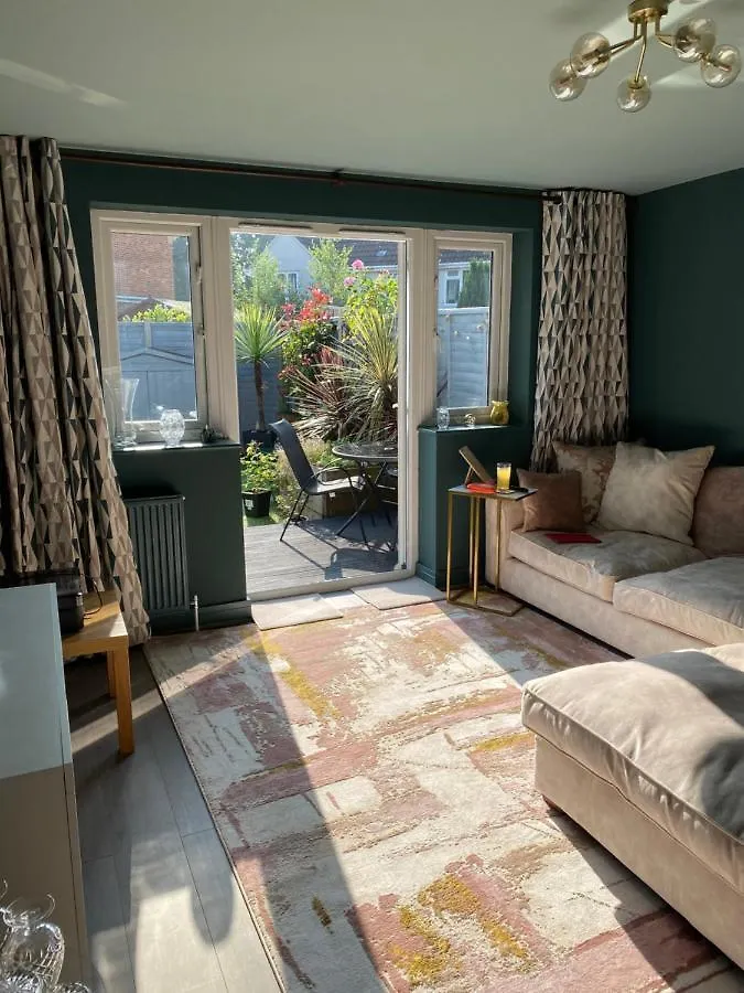 Private Room, Shared Bathroom With One Other, Tea And Coffee Making Facilities, Mini Fridge And Hairdryer, King Sized Bed With Help Yourself Continental Breakfast In Secluded Modern Property With Parking Bournemouth Homestay