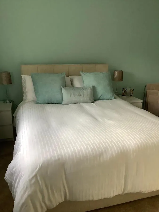 Homestay Private Room, Shared Bathroom With One Other, Tea And Coffee Making Facilities, Mini Fridge And Hairdryer, King Sized Bed With Help Yourself Continental Breakfast In Secluded Modern Property With Parking Bournemouth United Kingdom