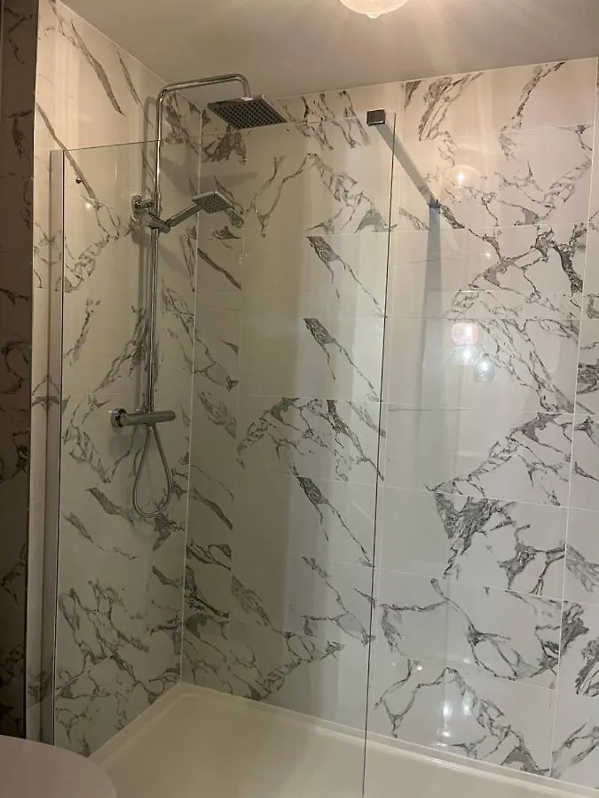Private Room, Shared Bathroom With One Other, Tea And Coffee Making Facilities, Mini Fridge And Hairdryer, King Sized Bed With Help Yourself Continental Breakfast In Secluded Modern Property With Parking Bournemouth 0*,